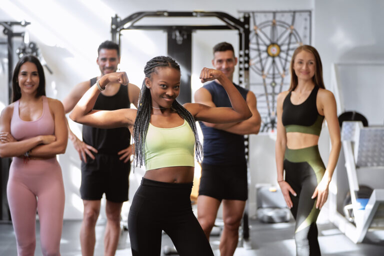 persone che si allenano in palestra