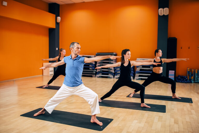 persone durante allenamento di yoga